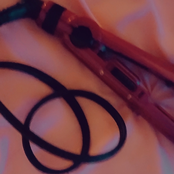 Babybliss flat iron mini travel or on bangs. Super cute and easy to use. - Picture 3 of 7